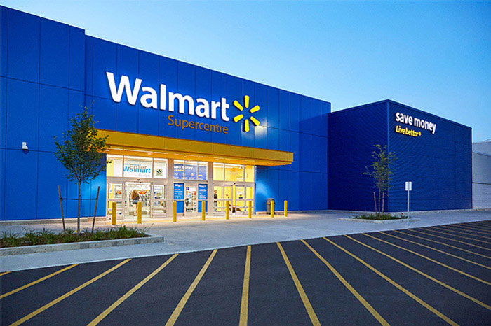 Exterior of a newly-designed store. Extérieur d'un magasin nouvellement conçu.