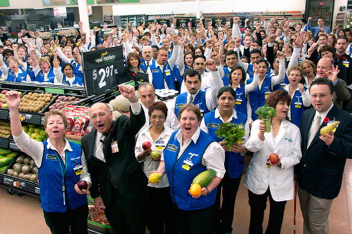 Associates cheer in a new Walmart Supercentre. Les associés applaudissent dans un nouveau Walmart Supercentre.