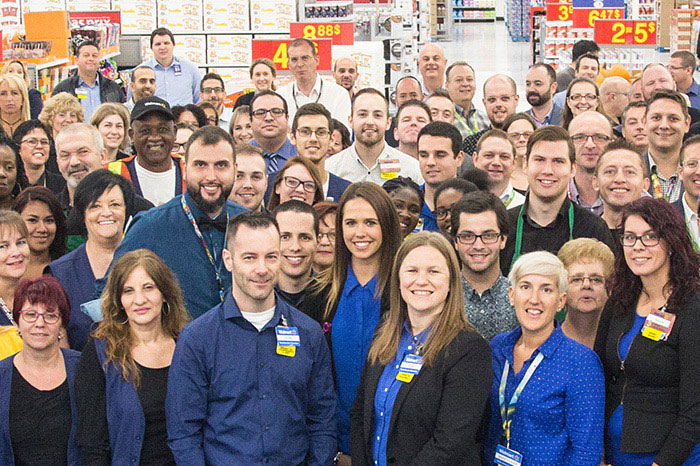 Associates gather at the front of a Supercentre. Les associés se rassemblent devant un Supercentre.