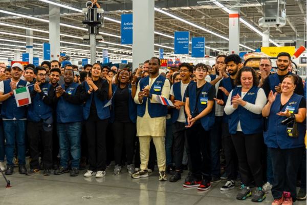 Associates cheer at the grand opening. Les associés applaudissent lors de l’inauguration.