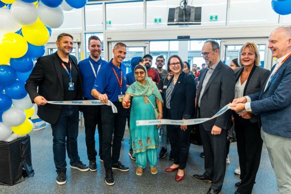 Ribbon cutting at new Montreal Supercentre. Coupe du ruban au nouveau Supercentre de Montréal.