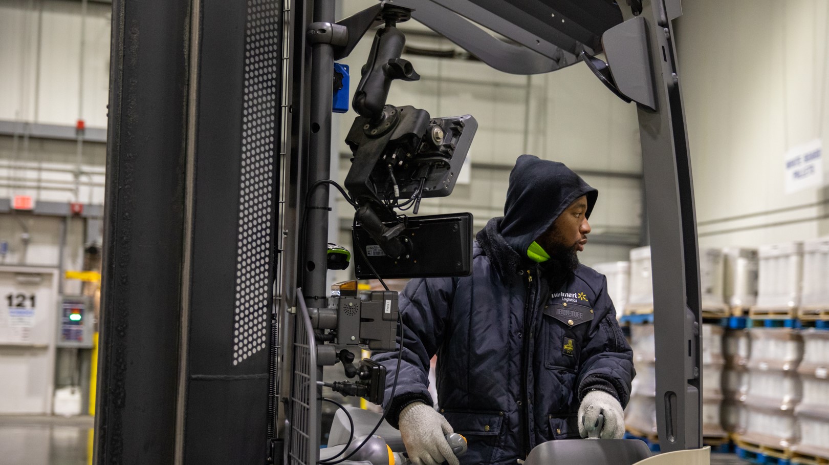 Walmart truck driver Trish smiles from her rig. Trish, conductrice de camion Walmart, sourit depuis son camion.