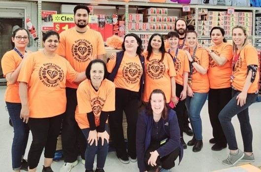 Walmart associates at a Pride parade. Des associés de Walmart lors d'un défilé de la fierté.